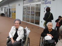 遠足でびゅうおと沼津港の新鮮館で昼食をいただき散策
