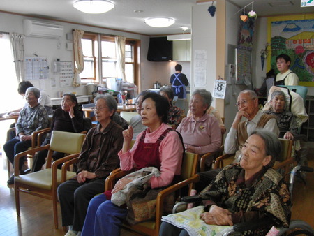 今日の午後は音楽療法の日、カラオケで楽しみました