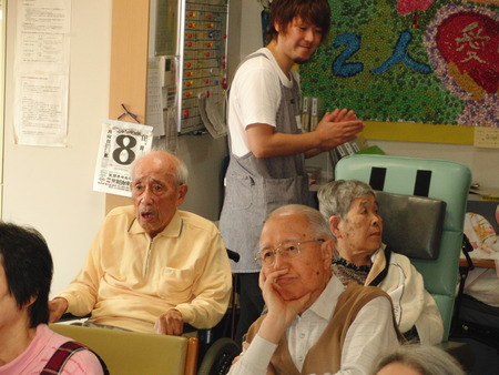 今日の午後は音楽療法の日、カラオケで楽しみました