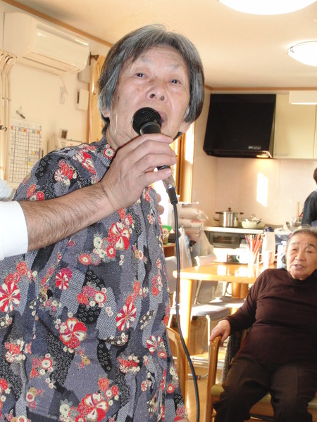 今日の午後は音楽療法の日、カラオケで楽しみました