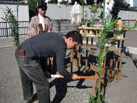 今日はホーム長邸の地鎮祭の日です。無事に建ちますように