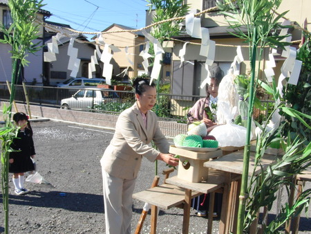 今日はホーム長邸の地鎮祭の日です。無事に建ちますように