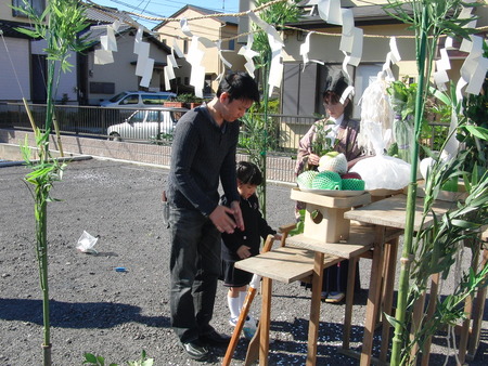 今日はホーム長邸の地鎮祭の日です。無事に建ちますように