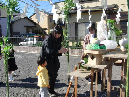 今日はホーム長邸の地鎮祭の日です。無事に建ちますように