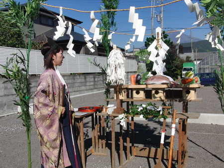 今日はホーム長邸の地鎮祭の日です。無事に建ちますように