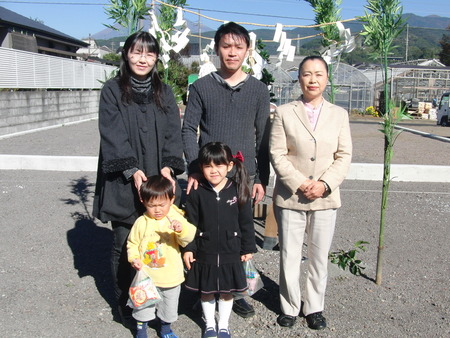 今日はホーム長邸の地鎮祭の日です。無事に建ちますように