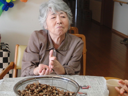 しいたけの石づきをきれいにしましょう。乾燥にはまだまだ。