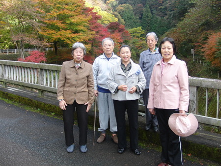 今日の午前中天気が良かったので大棚の滝に紅葉見物に