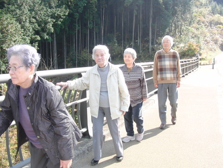 今日の午前中天気が良かったので大棚の滝に紅葉見物に