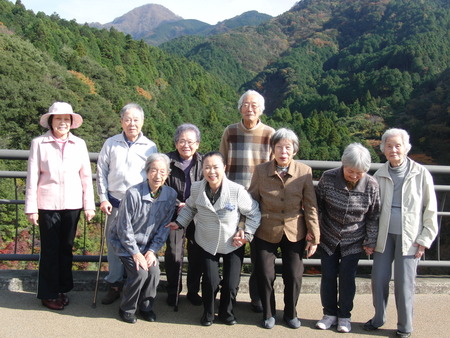 今日の午前中天気が良かったので大棚の滝に紅葉見物に