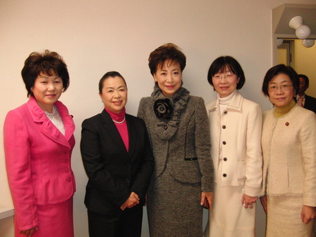 女性フォーラム2011・輝く女性の集いに参加松あきら副代表と