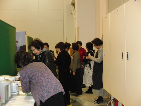 富士商工会議所女性会エコーレが国際交流フェアに参加