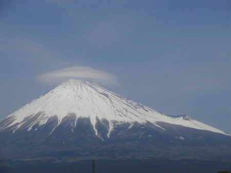 昨日の富士山は笠雲でした。今日は案の定雨で～す
