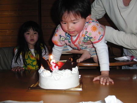 孫の3歳の誕生日・回転寿司で家族と祝う