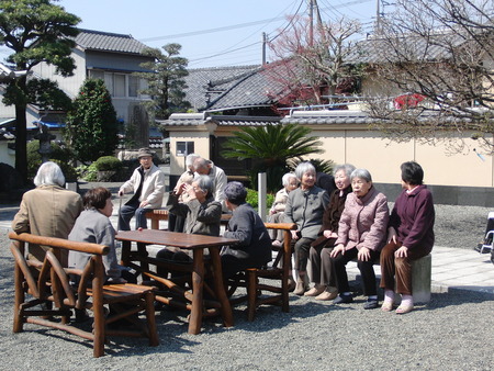 今日は花見出かけました。お昼は花見御膳で祝いましょう。