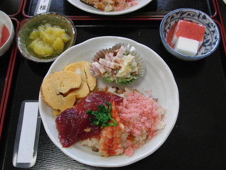 今日は花見出かけました。お昼は花見御膳で祝いましょう。