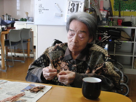 つくしの下ごしらえを皆さんで行いました。