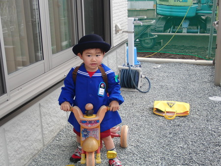 孫のA ちゃん・K君二人仲良く須津幼稚園に登園です♪♪