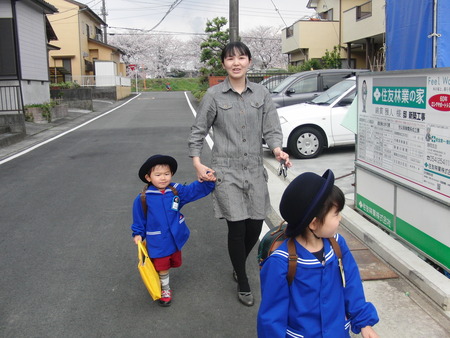 孫のA ちゃん・K君二人仲良く須津幼稚園に登園です♪♪