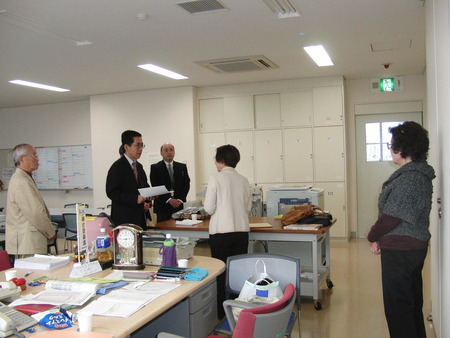 今日も引き続きコールセンターの当番・県健康福祉部長来訪