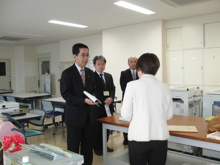 今日も引き続きコールセンターの当番・県健康福祉部長来訪