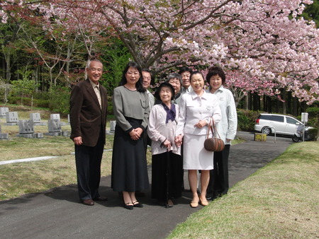 母と富士桜自然墓地公園へ花見に行ってきました