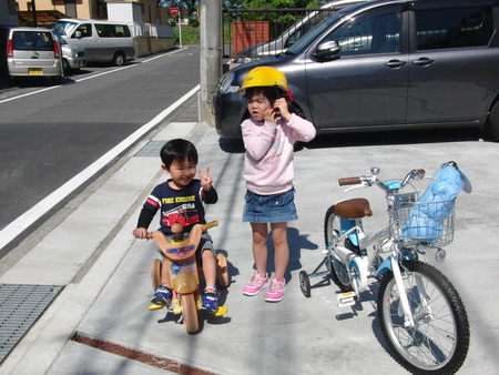 昨日自転車を購入してもらい、早速試運転中の孫です♪♪