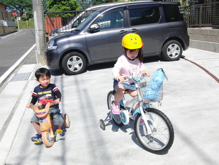 昨日自転車を購入してもらい、早速試運転中の孫です♪♪