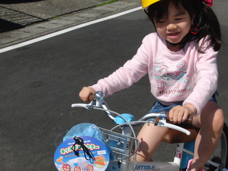 昨日自転車を購入してもらい、早速試運転中の孫です♪♪