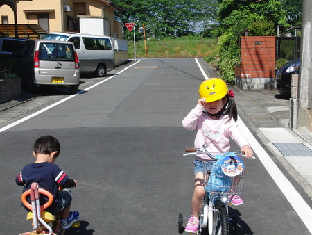 昨日自転車を購入してもらい、早速試運転中の孫です♪♪