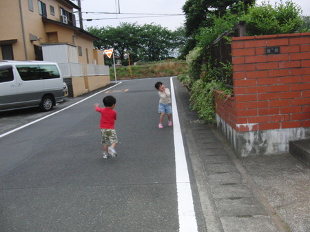 孫と散歩、バアバの帰りを待っていました　♪♪