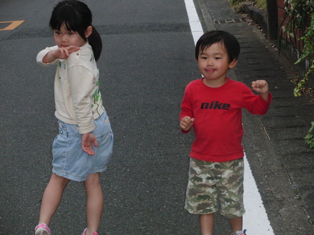 孫と散歩、バアバの帰りを待っていました　♪♪