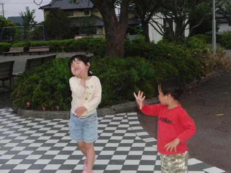 孫と散歩、バアバの帰りを待っていました　♪♪