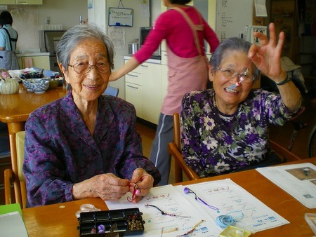 機能回復訓練ではビーズのストラップ作りをいただきました♪♪