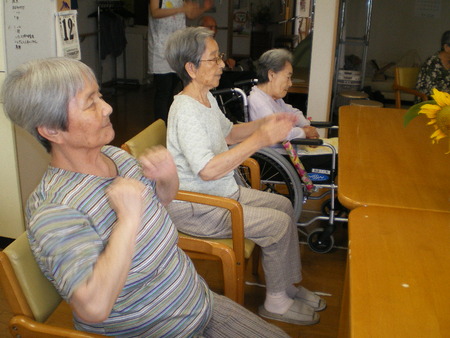 今日はケアビクスで軽い体操をしましょう