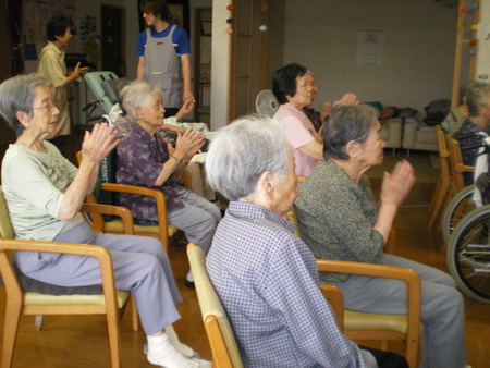 今日のレクはケアビクス体操とことわざ遊び