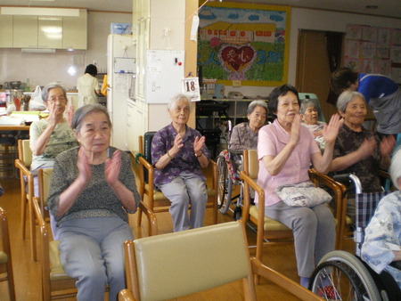 今日のレクはケアビクス体操とことわざ遊び
