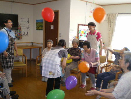 昨日のレクは大きな風船を使って体を動かしました♪♪
