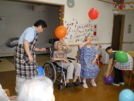 昨日のレクは大きな風船を使って体を動かしました♪♪