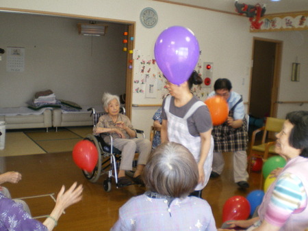 昨日のレクは大きな風船を使って体を動かしました♪♪