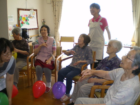昨日のレクは大きな風船を使って体を動かしました♪♪