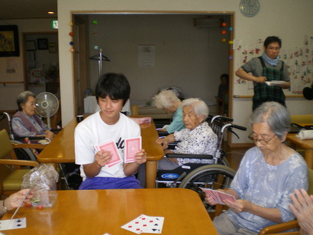 夏休み福祉ボランティアで須津中3年生2名が来訪されました