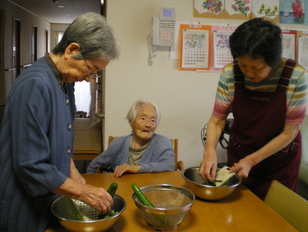 午前中の日常・グループホームではおやつとのんびり囲碁を
