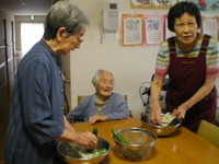午前中の日常・グループホームではおやつとのんびり囲碁を