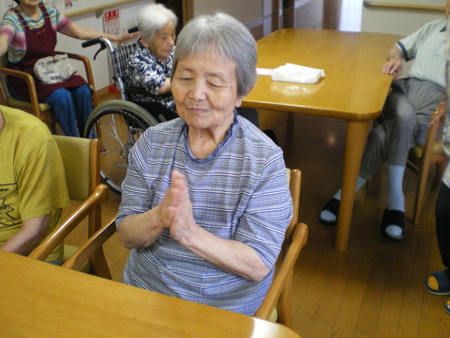 午後のレクレーションはソーラン節を踊る・ステンドガラス作成