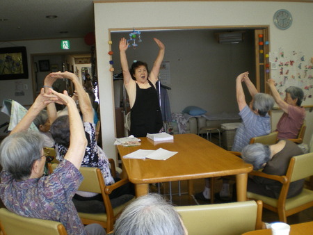 今日の午後のレクは音楽療法・唱歌を歌っています　♪♪