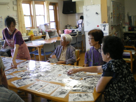 大判カルタで楽しみましょう・グループホームでは額作り