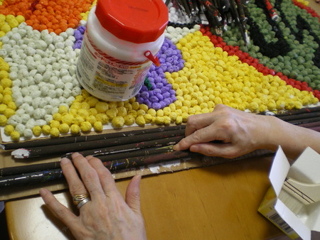大判カルタで楽しみましょう・グループホームでは額作り