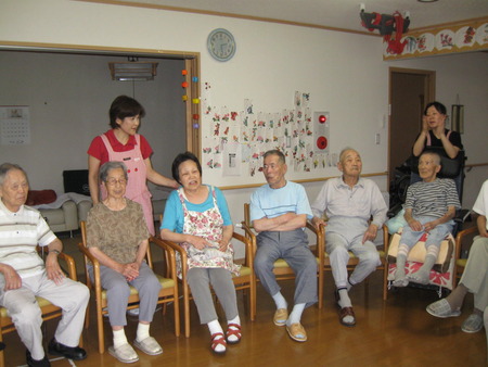 午後は七夕のレクレーション・輪になって手作り紙芝居童謡
