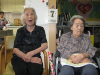 午後は七夕のレクレーション・輪になって手作り紙芝居童謡